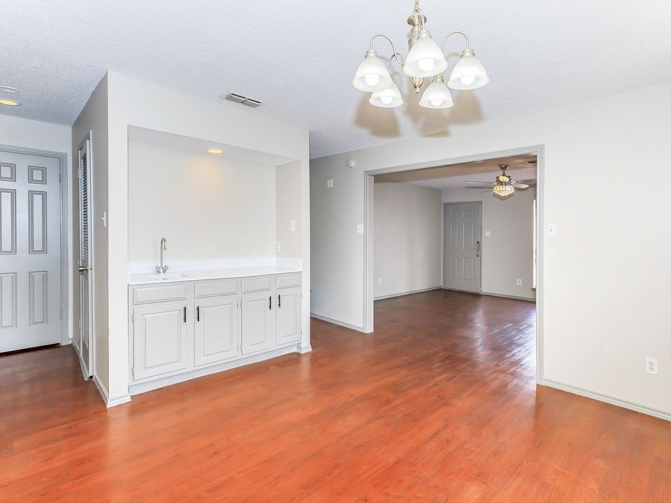 Huge Den area to our 2- bedroom apartment 1317 sq ft