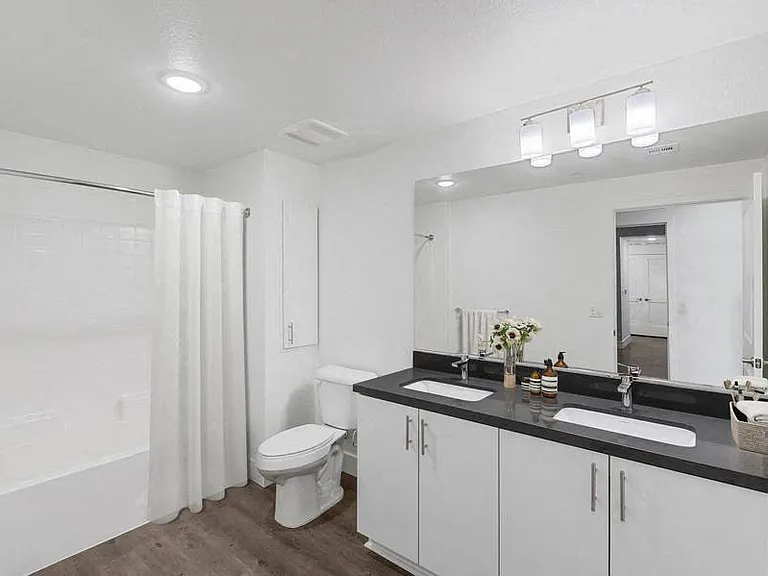 Vernola Marketplace Luxury Apartments — Photo 13