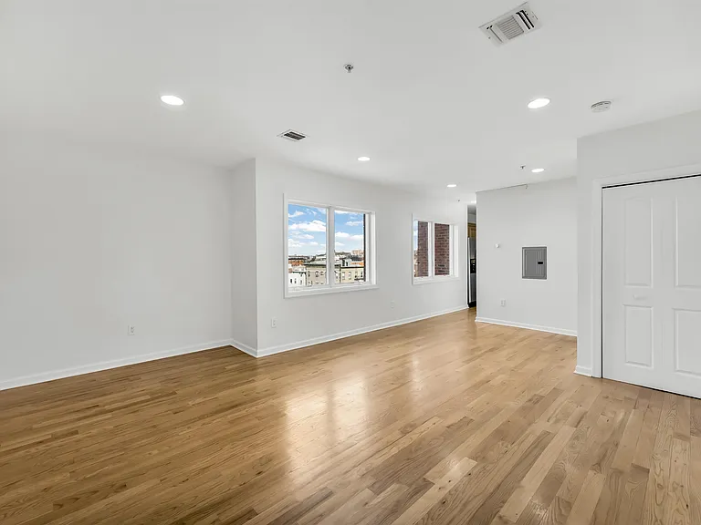 605 New York Ave #604 — Photo 3