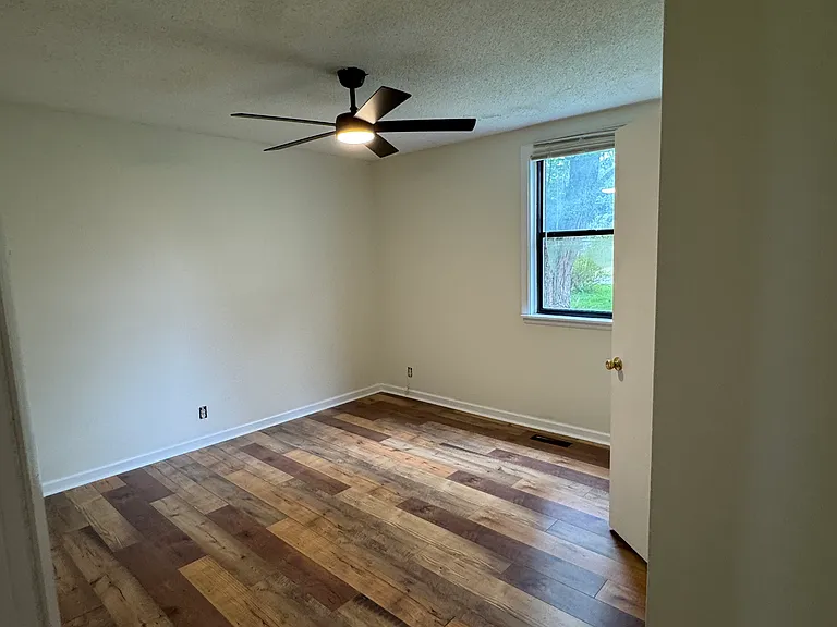 112 William Dr — Photo 2