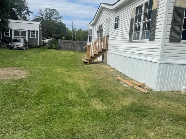308 Olive St, El Campo, TX 77437