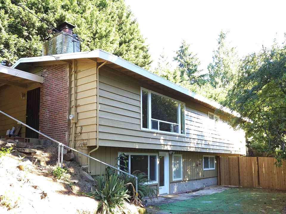 1316 Bellevue Way SE