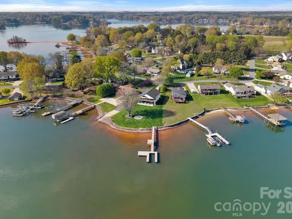 8182 Mountain Shore Dr, Sherrills Ford, NC 28673
