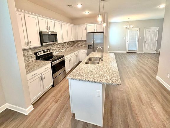 4th image of 305 Azalea Dr