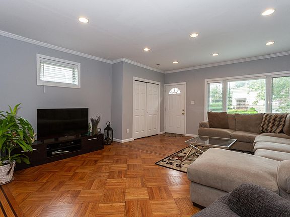 5th image of 63 Grand St