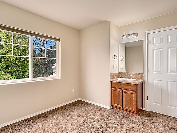 4th image of 1043 156th Ave NE