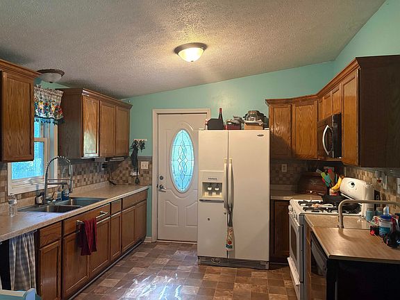 3rd image of 15887 S Hemlock Rd