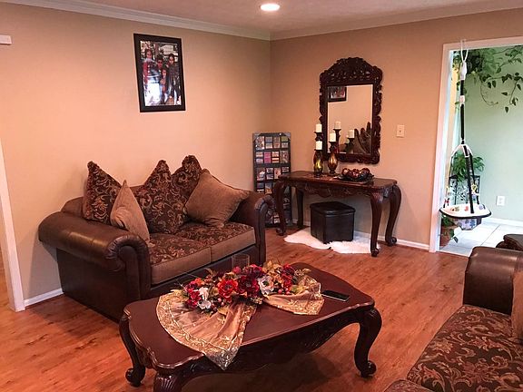3rd image of 698 Shannon Way