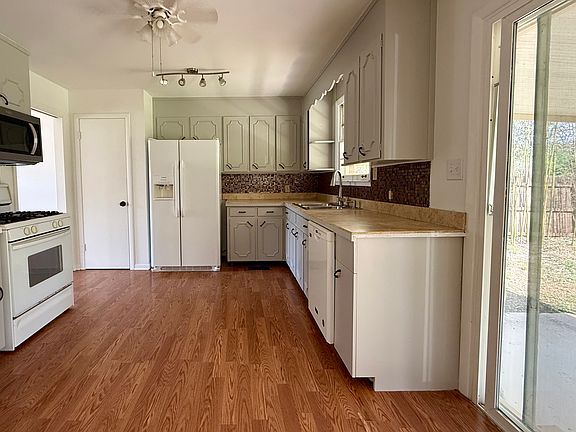 4th image of 14 Westlawn Ct