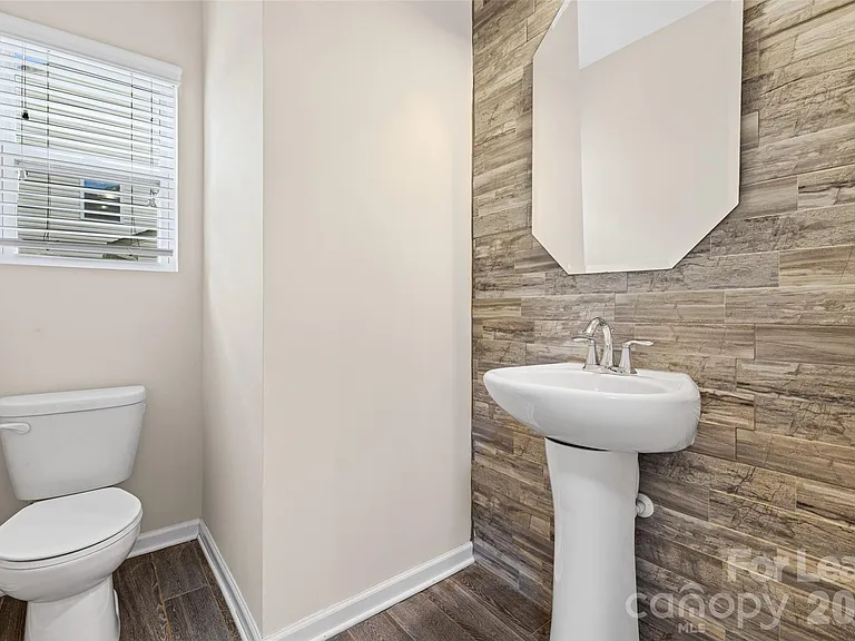 6056 Shamrock Green Dr — Photo 10