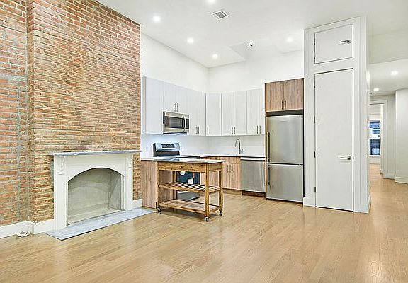 3rd image of 122 E 27th St APT 4B