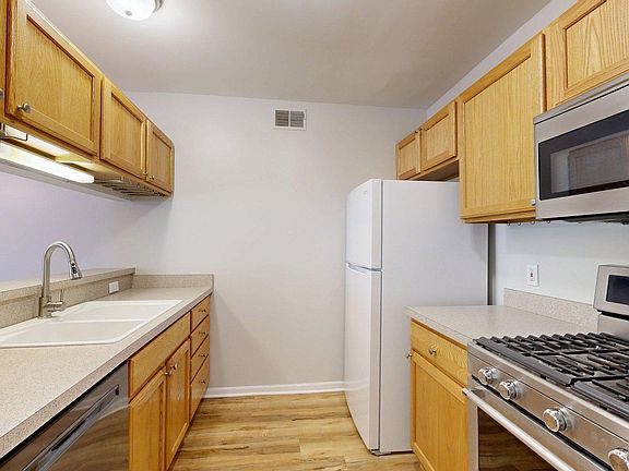 5th image of 2718 S Knightsbridge Cir