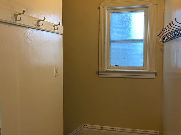 4th image of 927 E 5th St #A