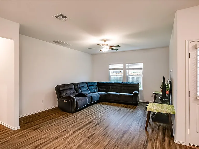 1024 Bluewood Bnd — Photo 7