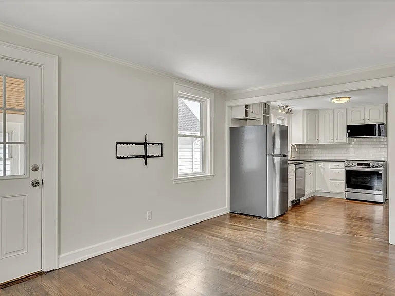 19 Fairview Ave #B — Photo 8