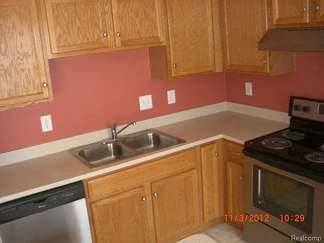 3 bed, 2.5 bath, 1700 sqft, $2,100 — Photo 4