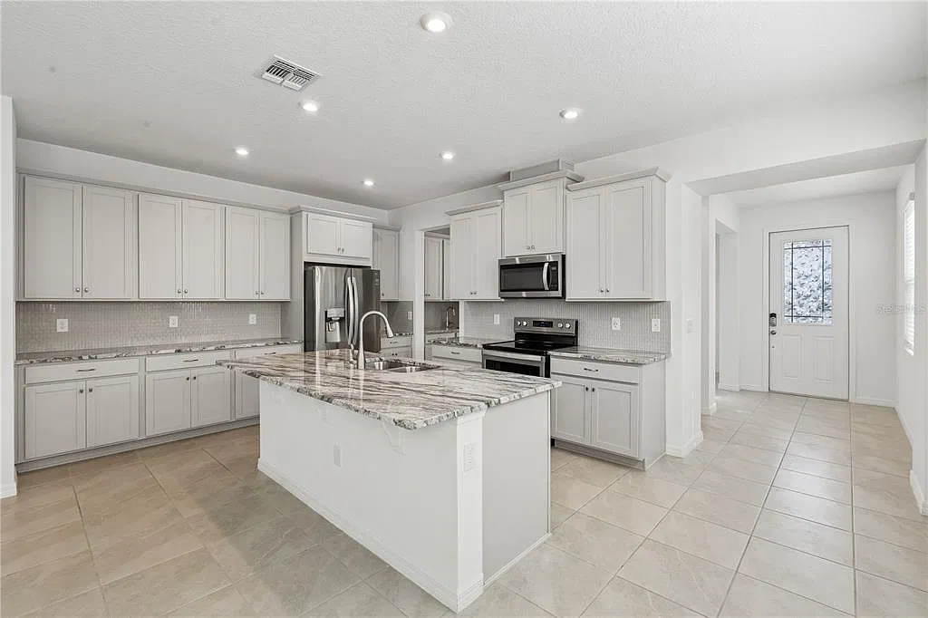 3 bed, 2.5 bath, 2070 sqft, $2,800 — Photo 4