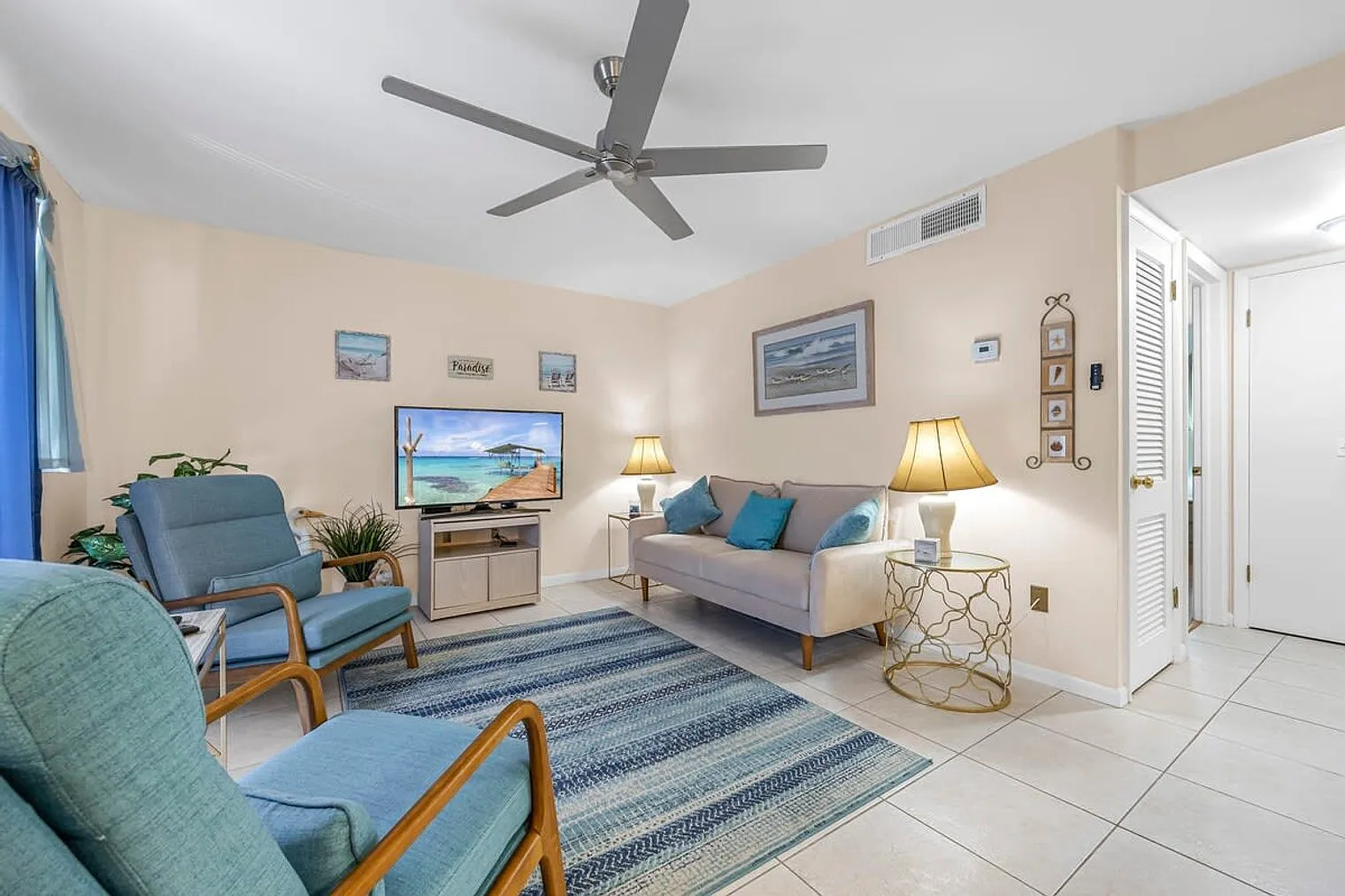 2 bed, 1.0 bath, 721 sqft, $3,442 — Photo 2