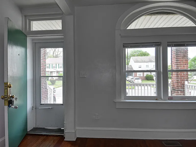 305 W 36th St — Photo 5