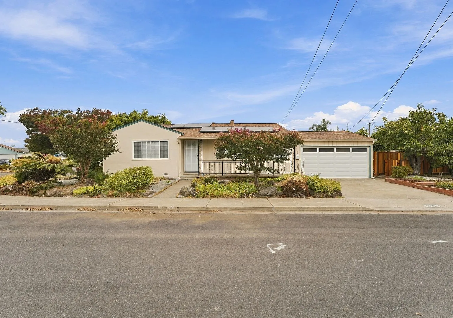 Freshly Remodeled 3-Bedroom San Lorenzo Corner Lot Home w/ Solar — Photo 1
