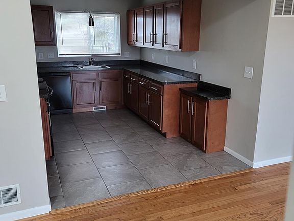 3rd image of 28479 Rosslyn Ave