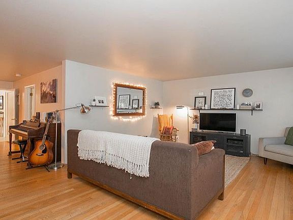 5th image of 2853 Thorndyke Ave W