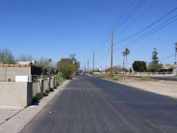 Exterior Neighborhood (street photo)
