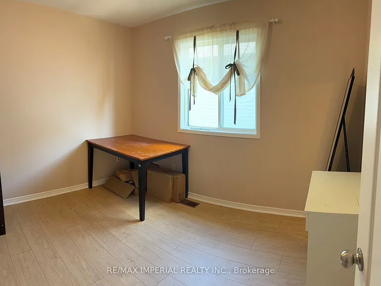 453 Heddle Cres — Photo 7