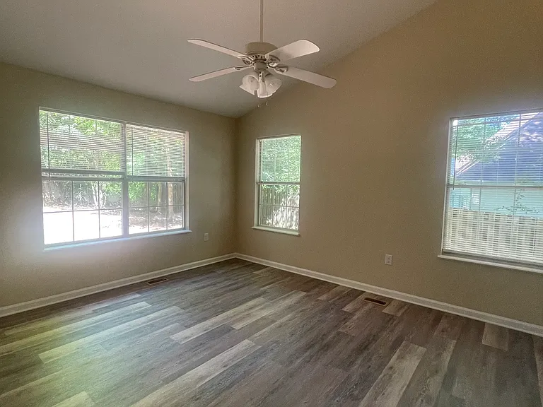 911 Meadow Ln — Photo 5