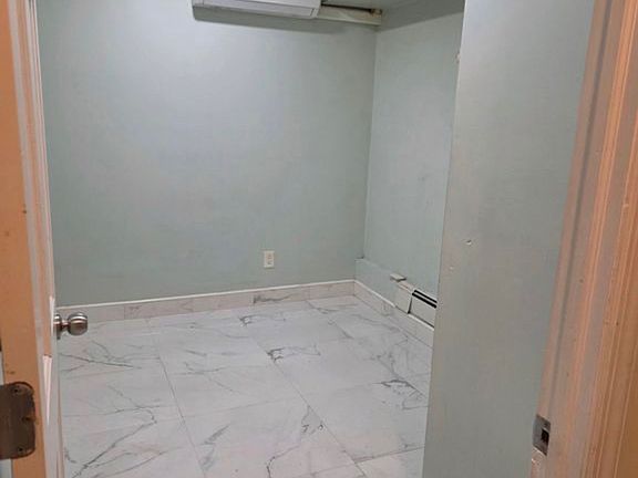 4th image of 1033 E 213th St Floor 1
