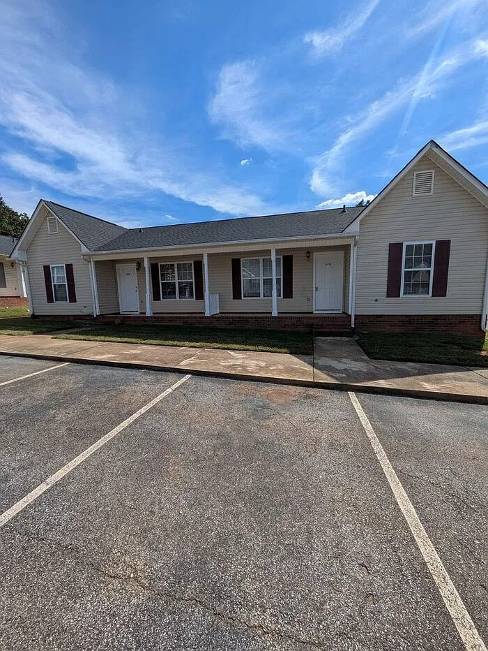 2 bed, 1.0 bath, 1100 sqft, $1,095 — Photo 1