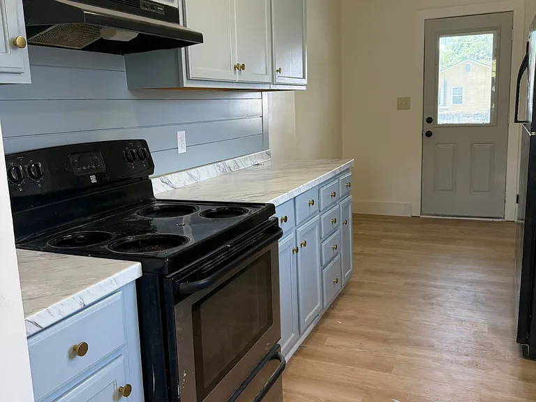 2210 Crosby Ave — Photo 10