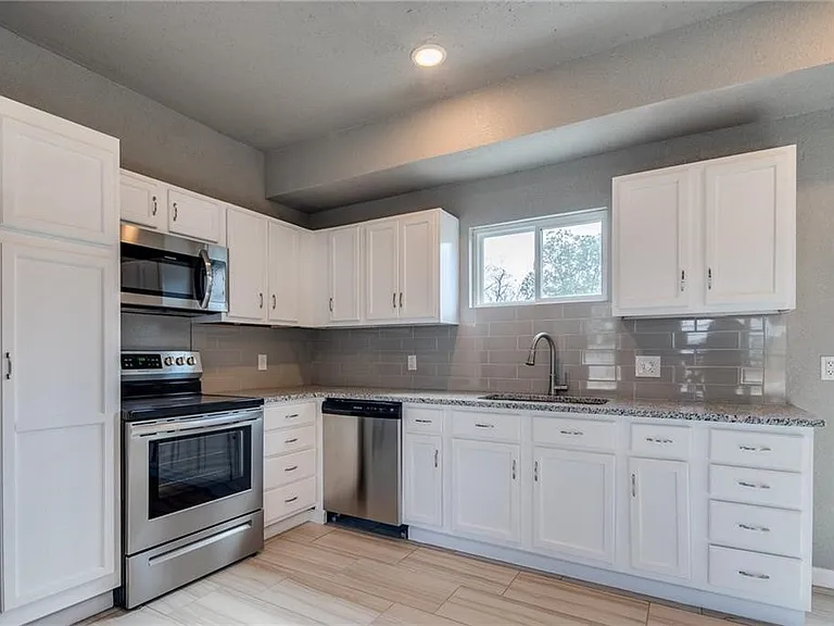 402 E Hemlock St — Photo 6