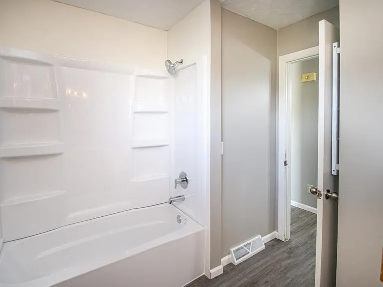 1220 Hillcrest Dr — Photo 7