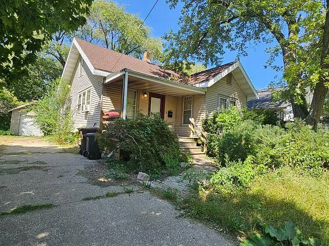 2009 N Ellis St photo 1