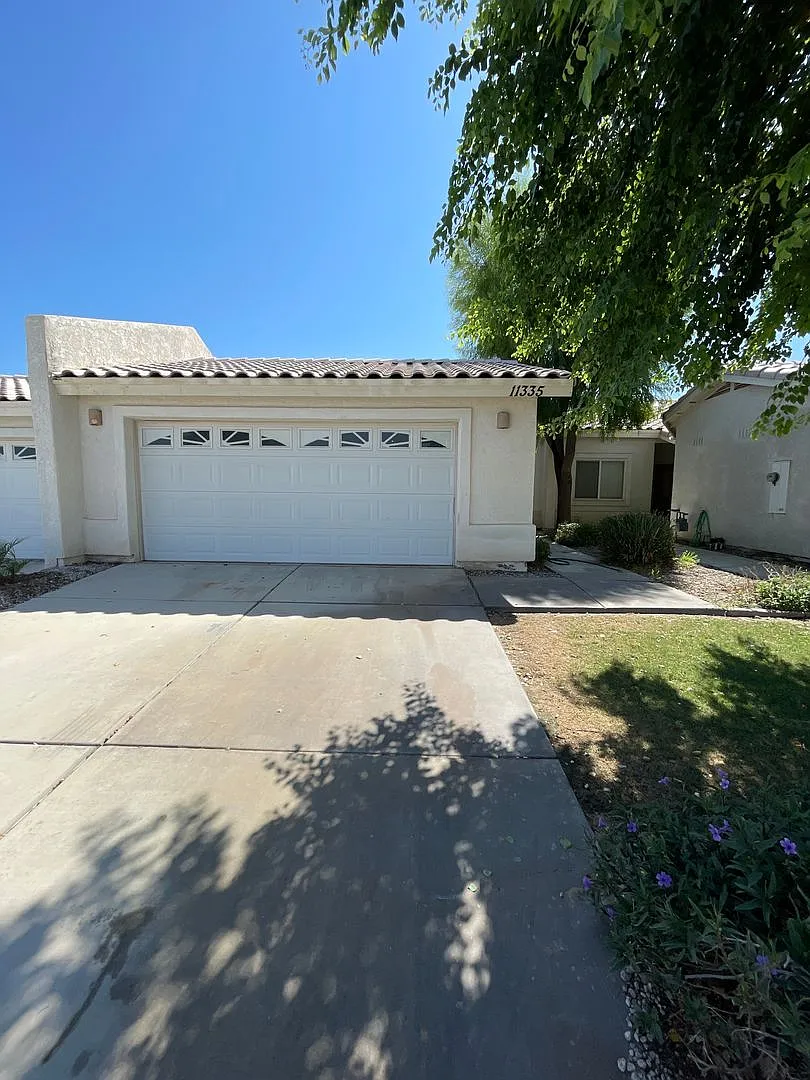 Three Bedroom Townhouse in GREAT location! — Photo 1