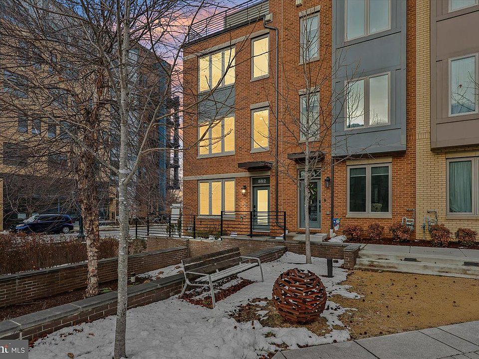 1st image of 882 Thompson Cres #28