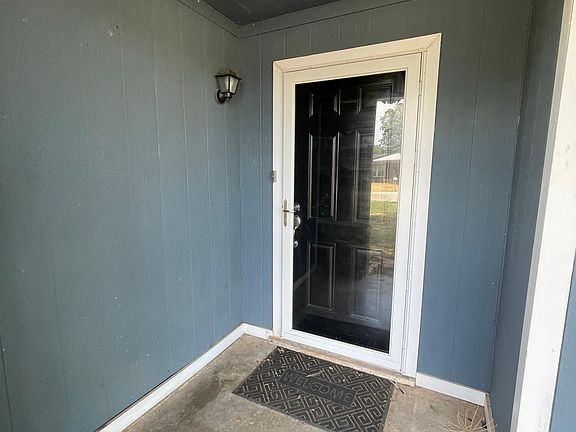 2nd image of 411 W Louisa Ave