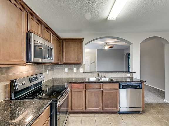 4th image of 1078 Churchill Dr