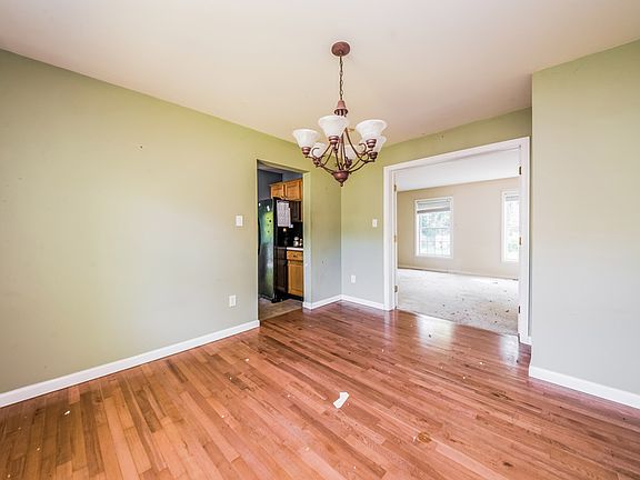 5th image of 44 Hillside Ave