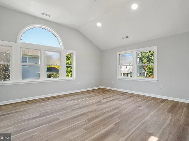 2500 S Eads St — Photo 15