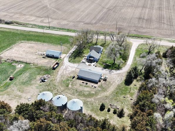 1103 W 6th Rd, Giltner, NE 68841