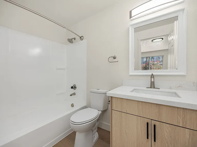 Wellington Place Apartments — Photo 43
