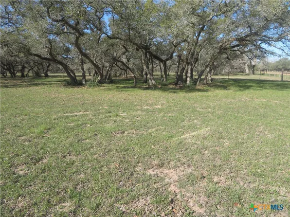 1923 County Road 286, Edna, TX 77957