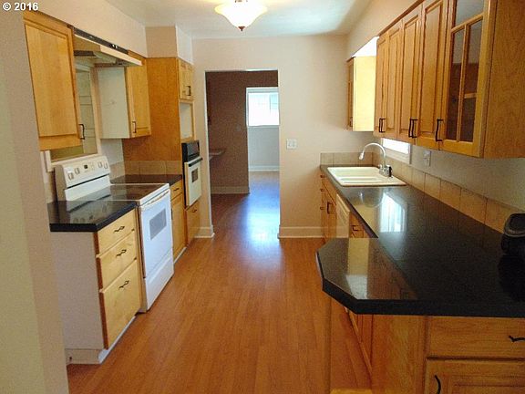 5th image of 3918 NE 61st Ave
