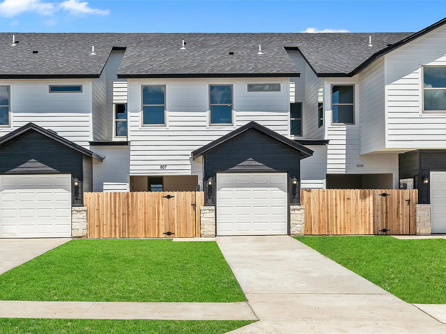 3 bed, 2.5 bath, 1387 sqft, $1,695 — Photo 1