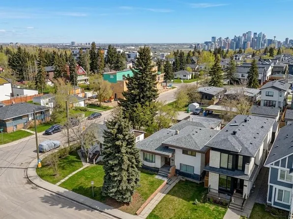1708 W 29th St SW, Calgary, AB T3C 1M4
