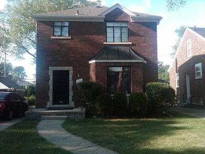 1704 Hampton Rd, Grosse Pointe Woods, MI, 48236