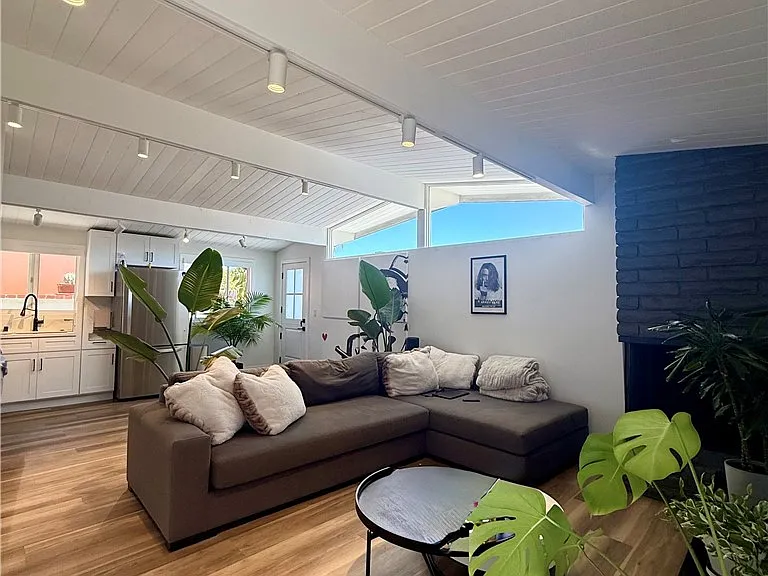 1140 W Balboa Blvd — Photo 1
