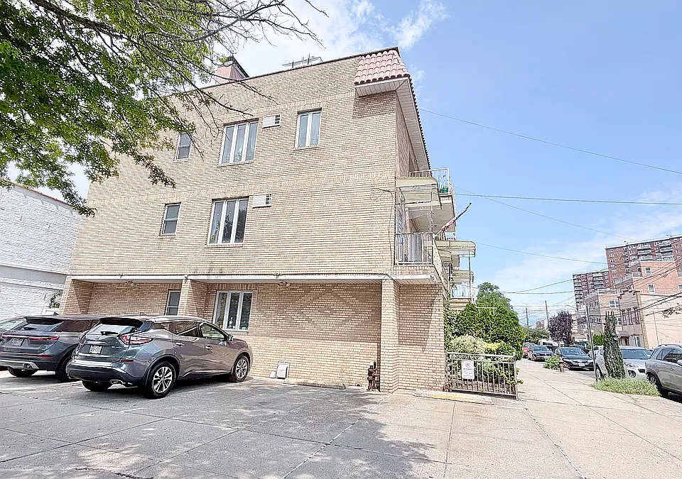 2578 W 16th St #1B